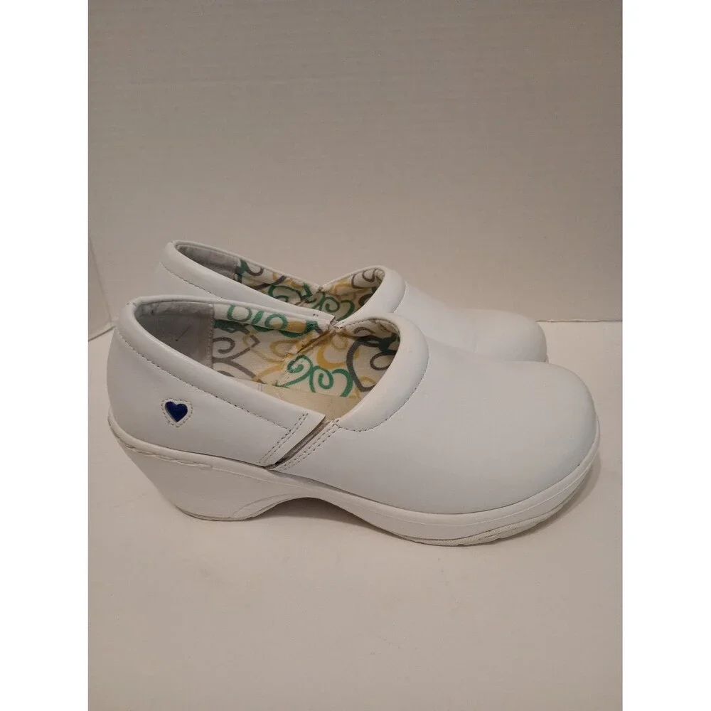 Nursemates Ladies Dove white Clogs Size 8W Wide